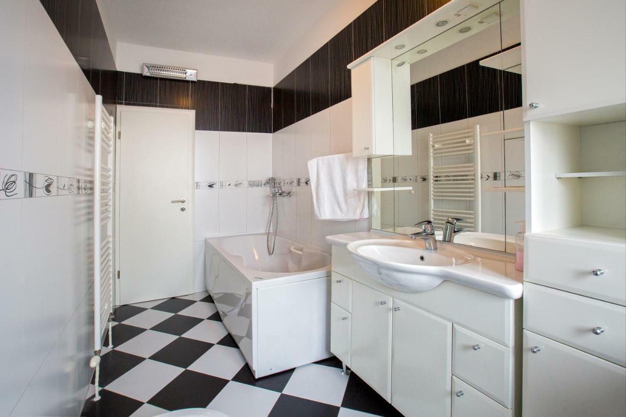 Apartments Dora Спліт Екстер'єр фото